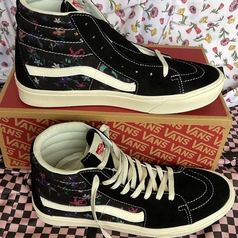 Vans • WMNS Comfycush Sks-
Fatal Floral Black
VN0AZTNOBLK
Sneakers - Picture 3 of 16